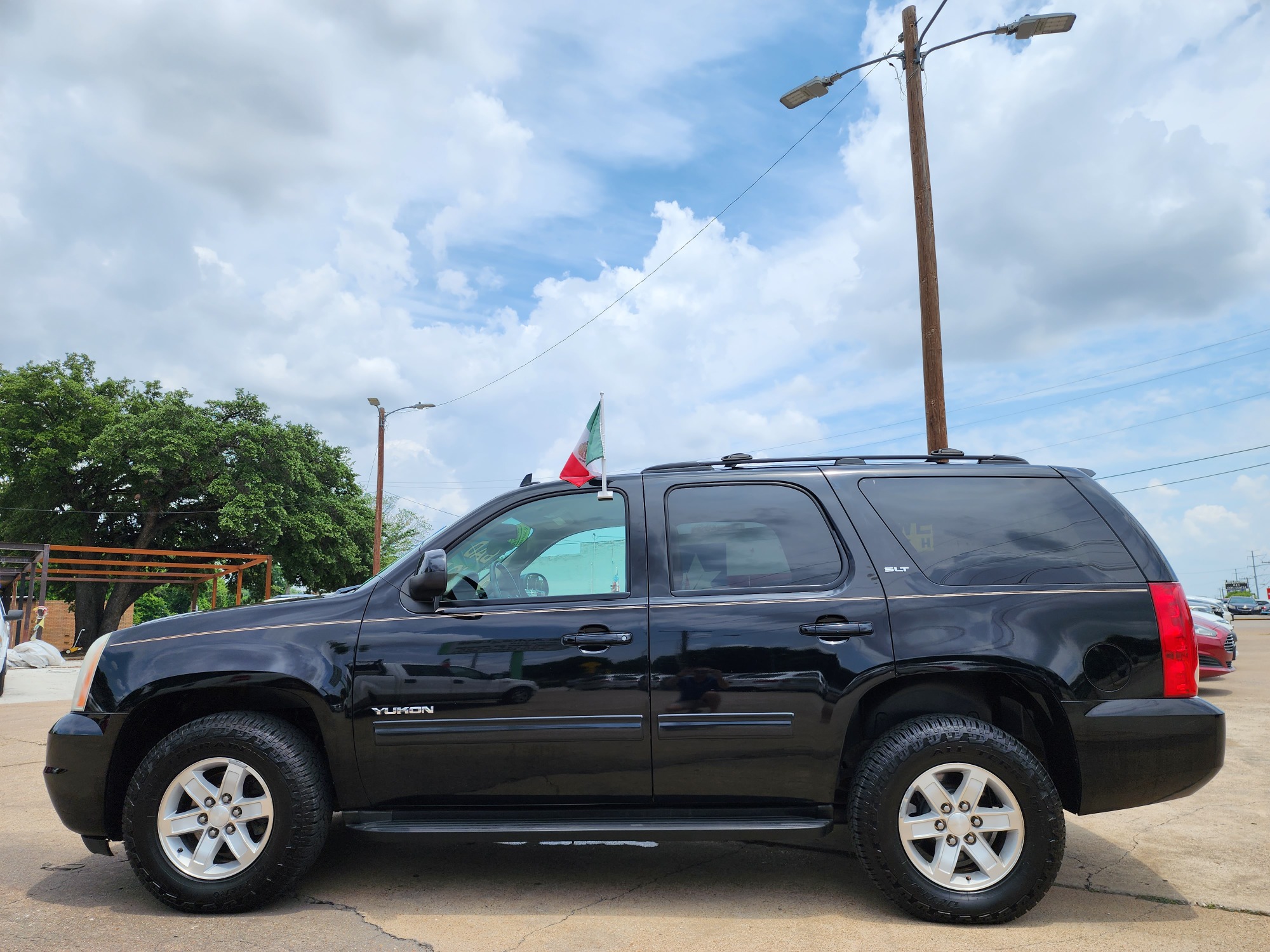 2012 BLACK /BEIGE LEATHER GMC Yukon SLT (1GKS1CE04CR) with an V8 engine, AUTO transmission, located at 2660 S.Garland Avenue, Garland, TX, 75041, (469) 298-3118, 32.885387, -96.656776 - Photo #6